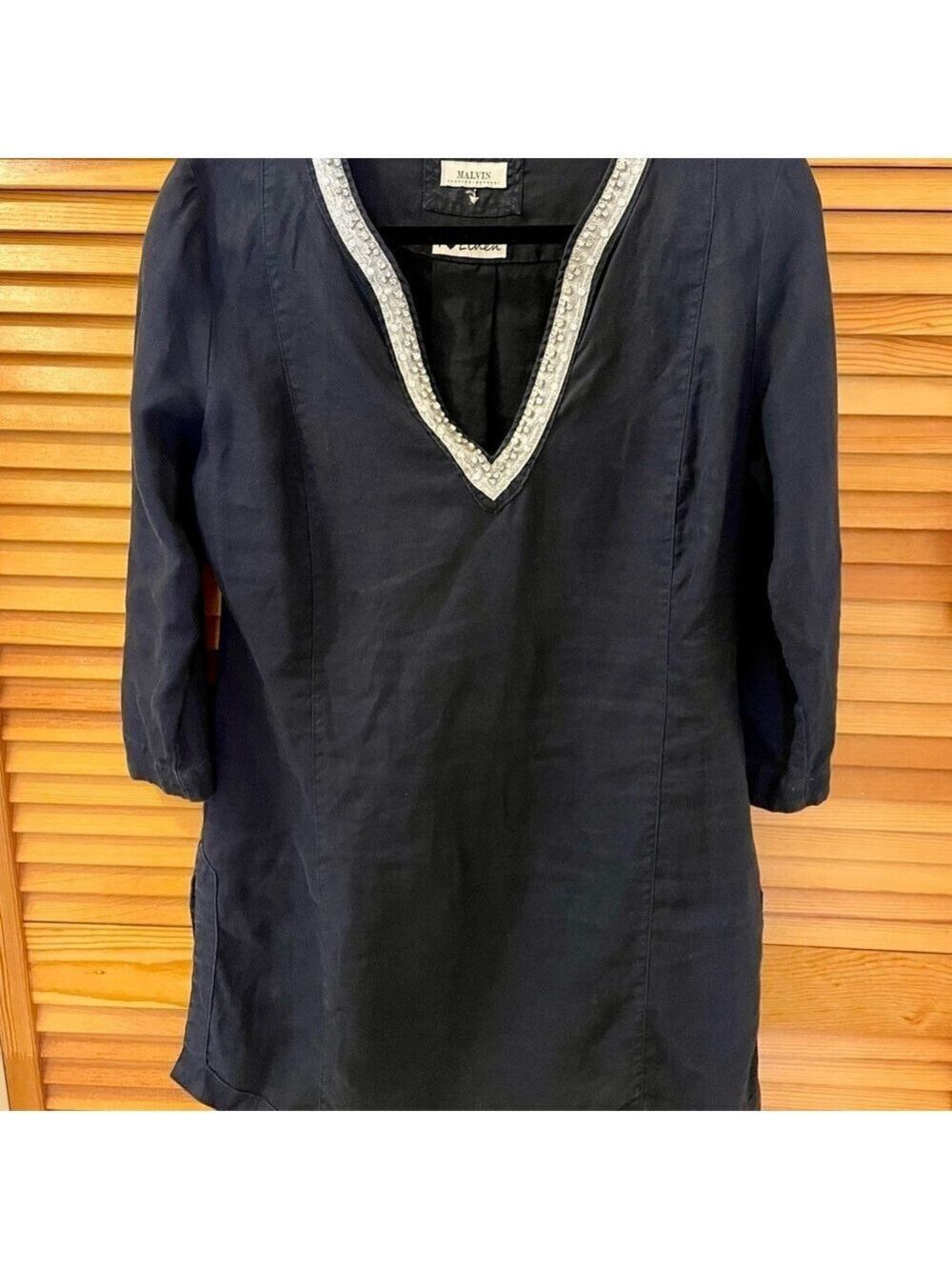 Malvin “I Love Linen” Tunic Top, Size Medium,
Navy, Jeweled V-Neck, 3/4 Sleeves
